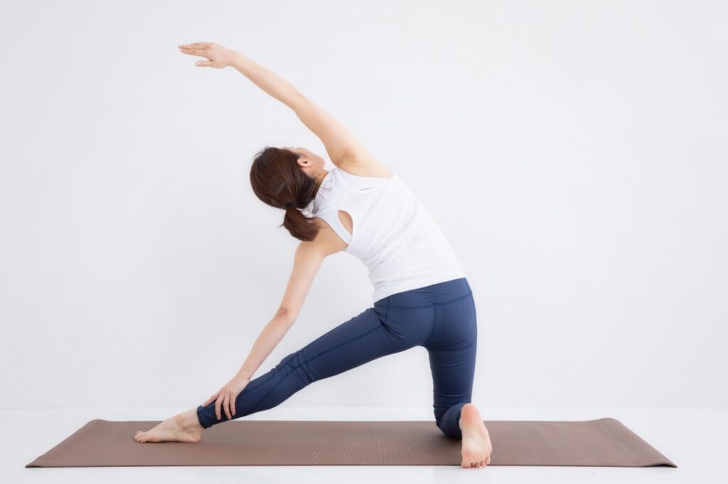 ストレッチしている女性の全身後ろ姿