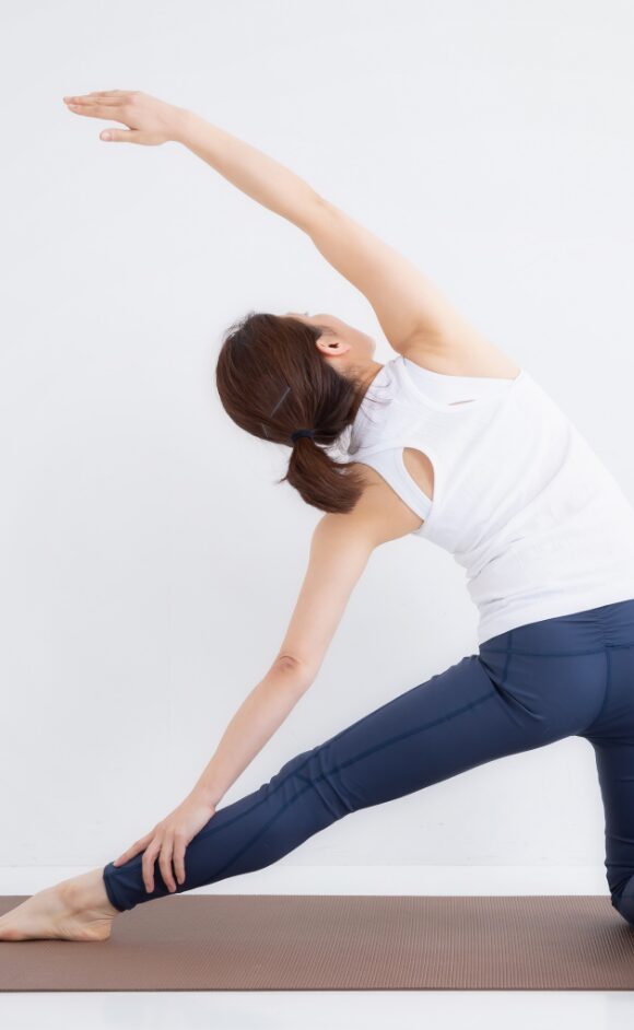 ストレッチしている女性の全身後ろ姿